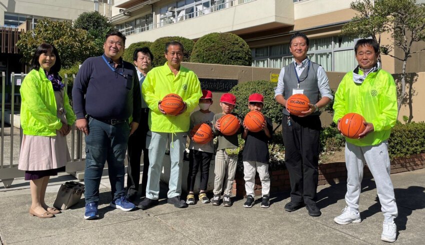 立花小学校でバスケットボールを寄贈する三郷ロータリークラブの宮田会長（右端）ら