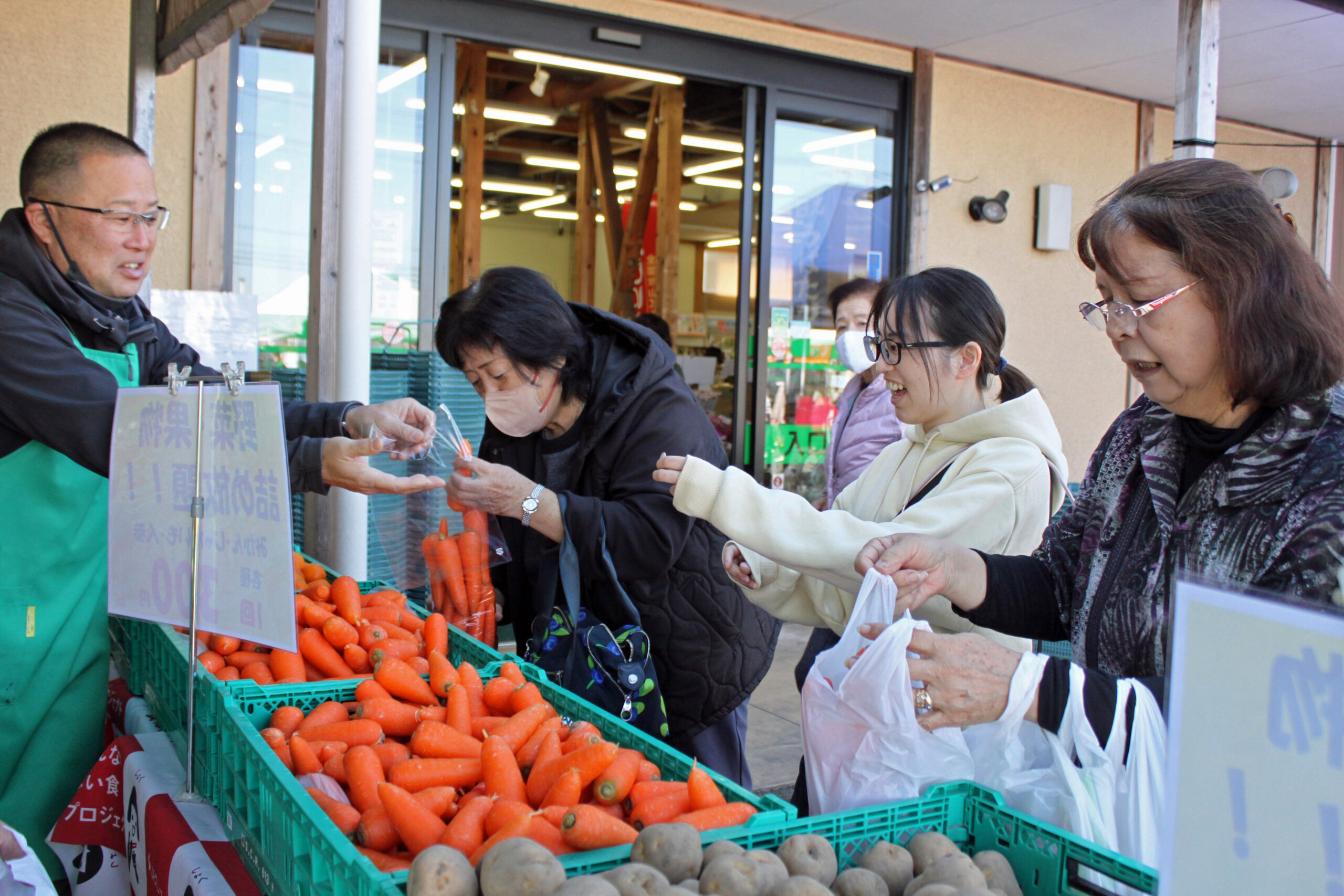 多くの買い物客でにぎわう地産地消フェスタ