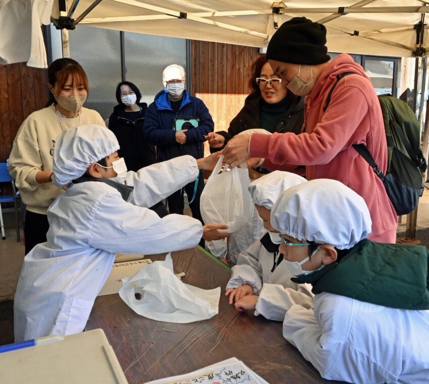 サツマイモ入りギョーザを販売する越谷市立北越谷小学校特別支援学級の児童たち