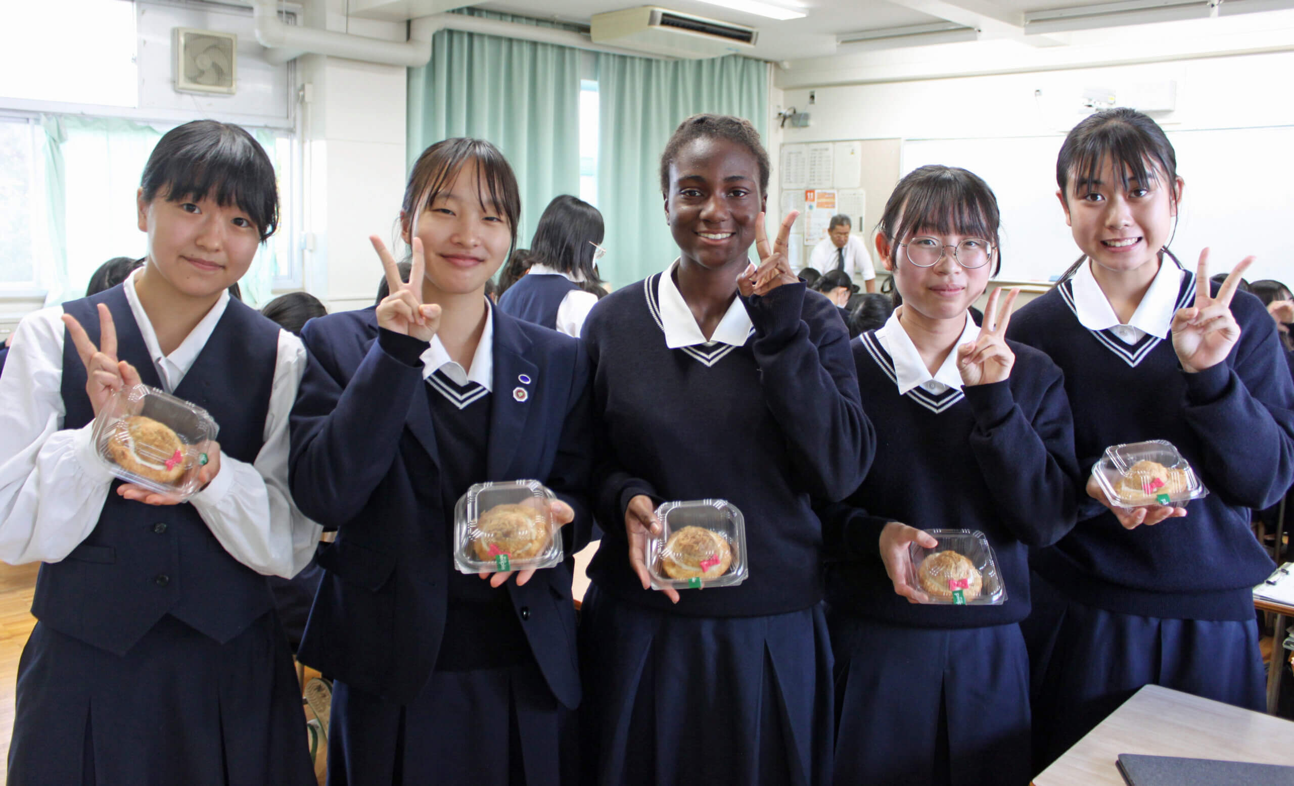 企画が採用されたデニッシュパンを見せる春日部女子高の生徒