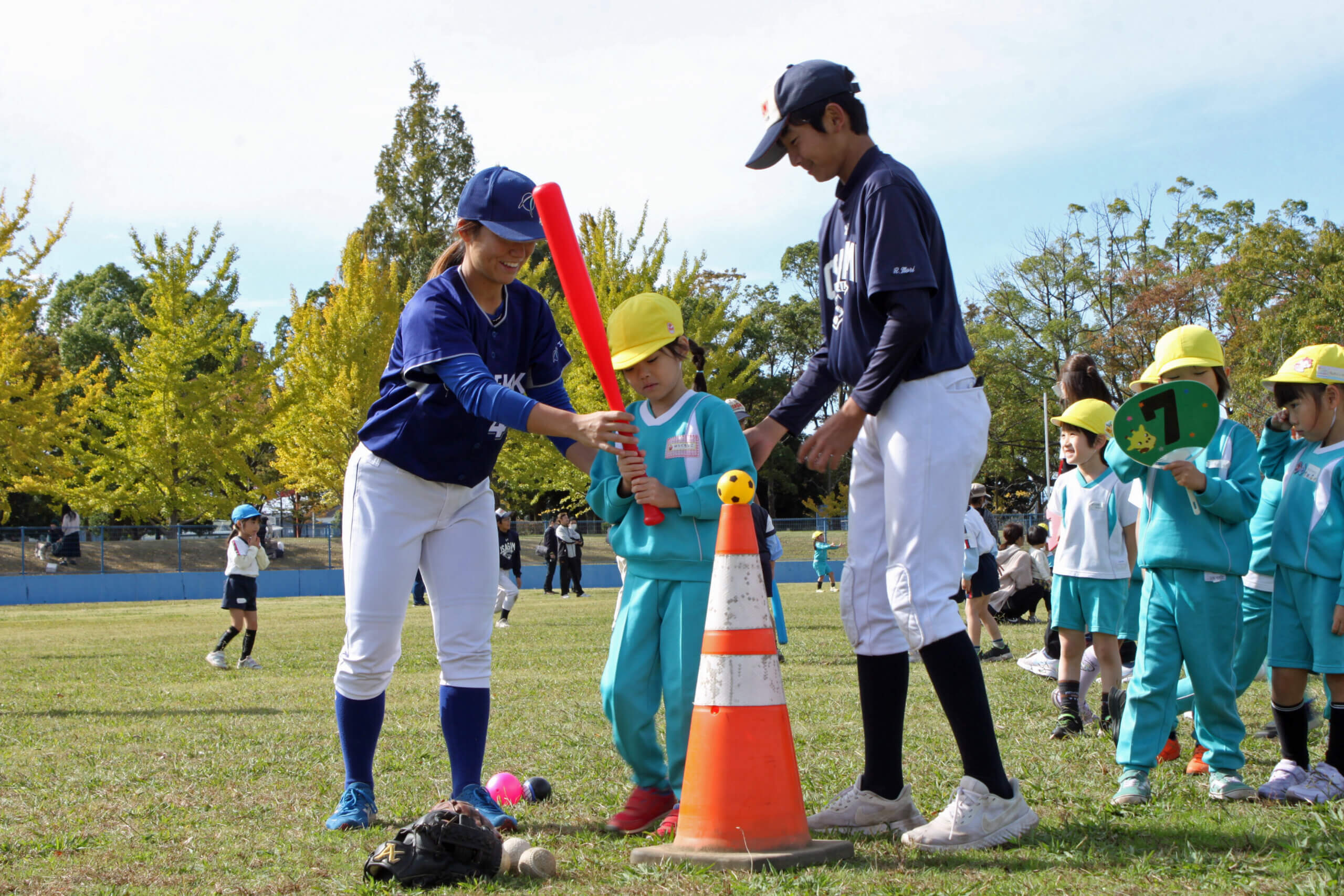 園児と野球交流する吉田さん（左）
