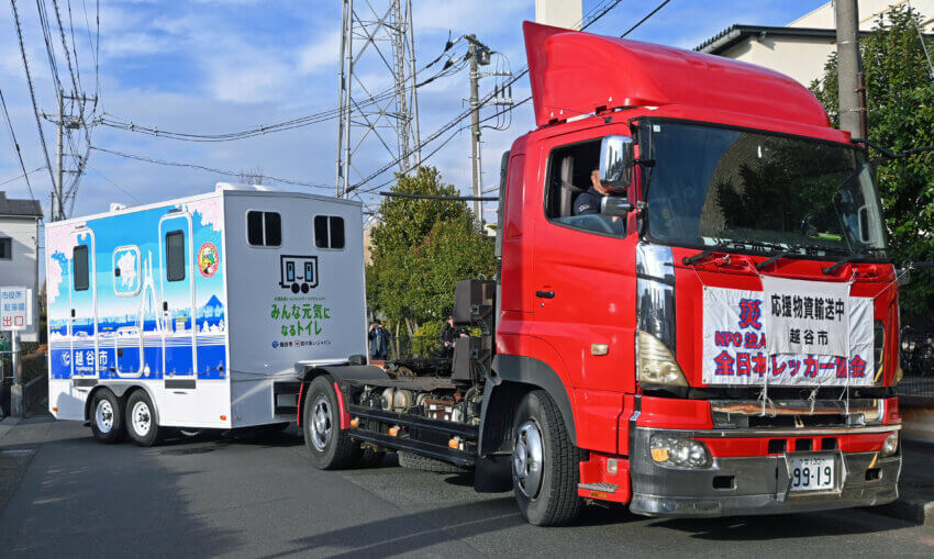 珠洲市に向かって出発するトイレトレーラー