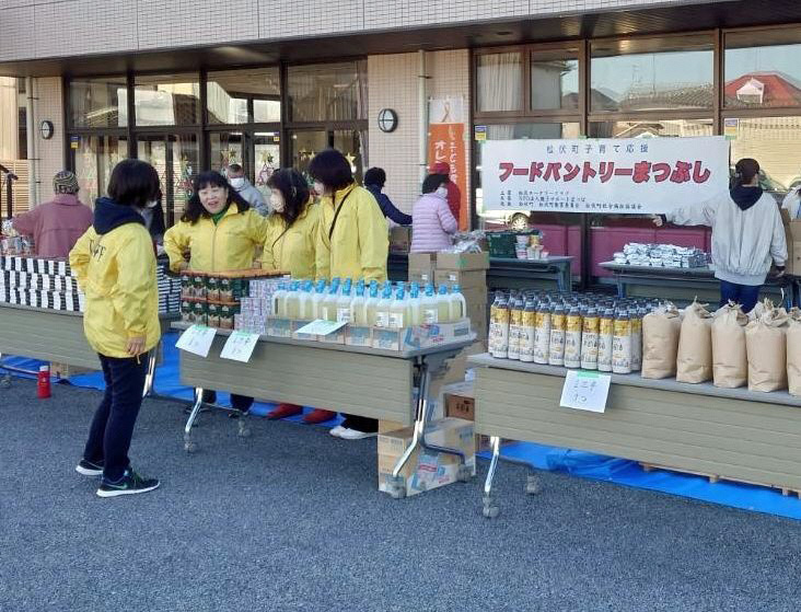 年内最後の食糧支援をするメンバー