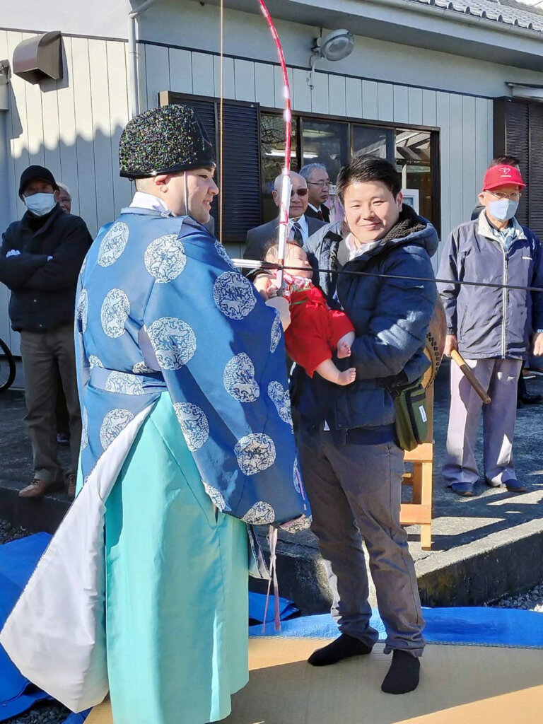 吉川市の香取神社で行われた「弓取式」で弓に触る弓取児