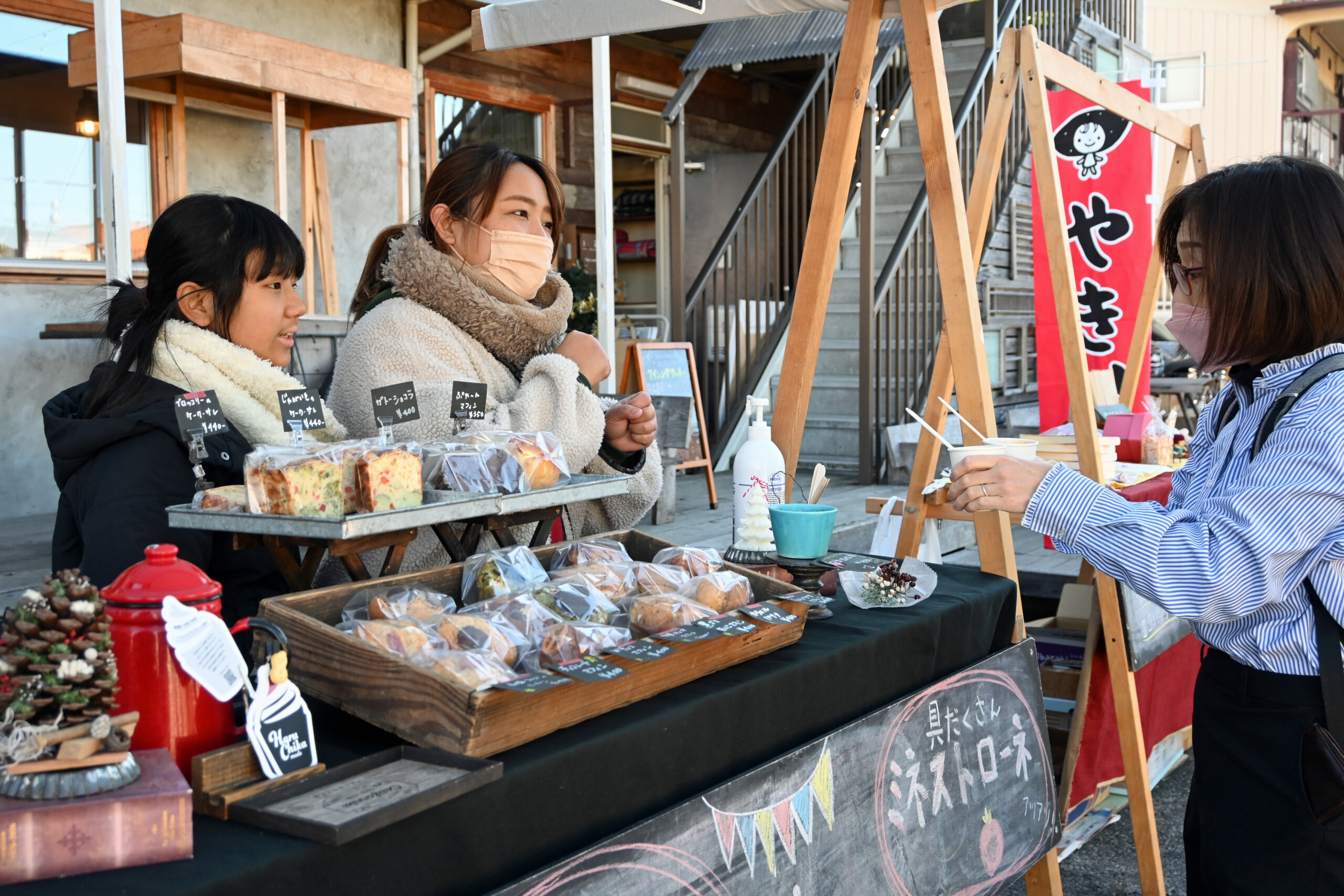 「つなぐ八市」 でベーグルを 販売する親子