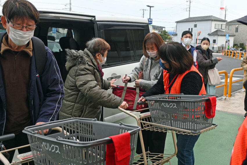 スーパーに到着し買い物に向かう利用者
（草加市のスーパーベルクス草加谷塚店で）