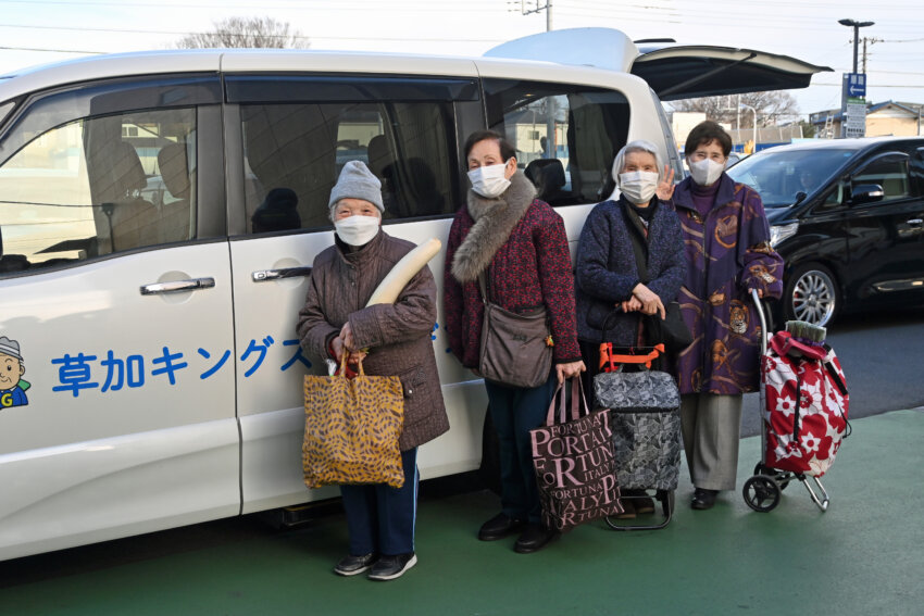 買い物を終えて帰りの車に乗り込むのを待つ利用者たち