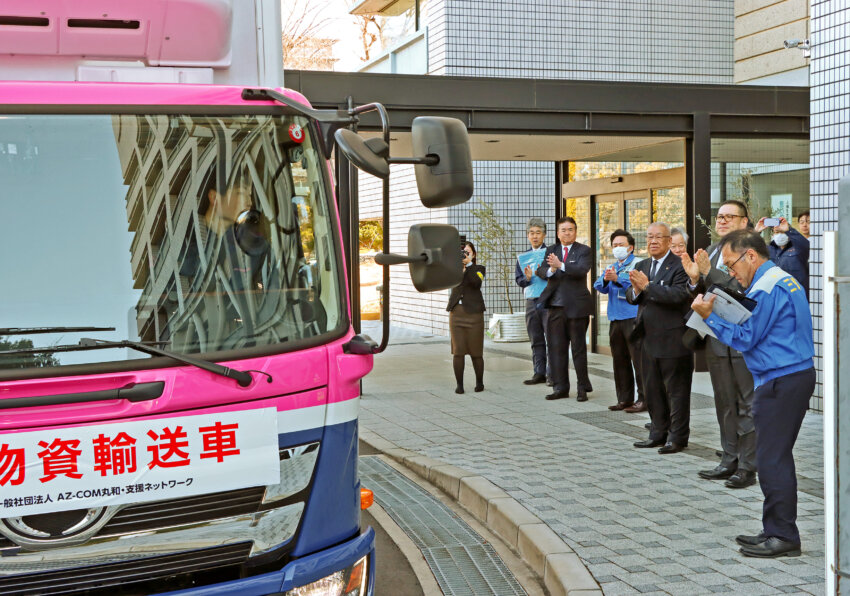 三郷市の木津雅晟市長らに見送られて被災地に向けて出発する、救援物資を積んだトラック