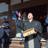 西願寺で節分会の豆まきをする妙義龍関