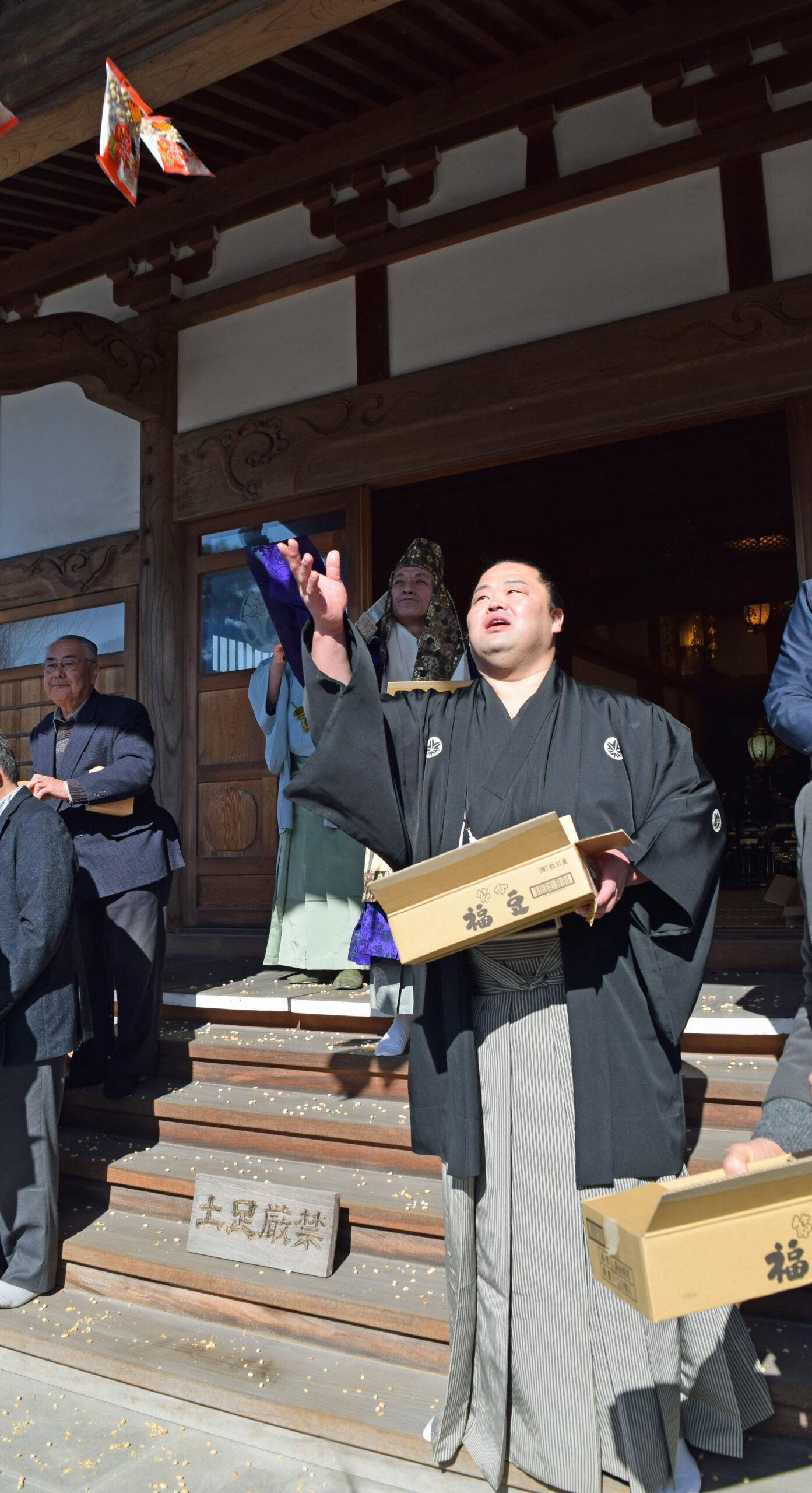 西願寺で節分会の豆まきをする妙義龍関