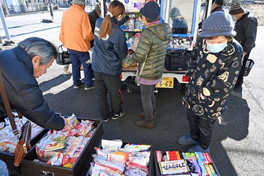 移動販売車「うえたん号」で買い物をする高齢者