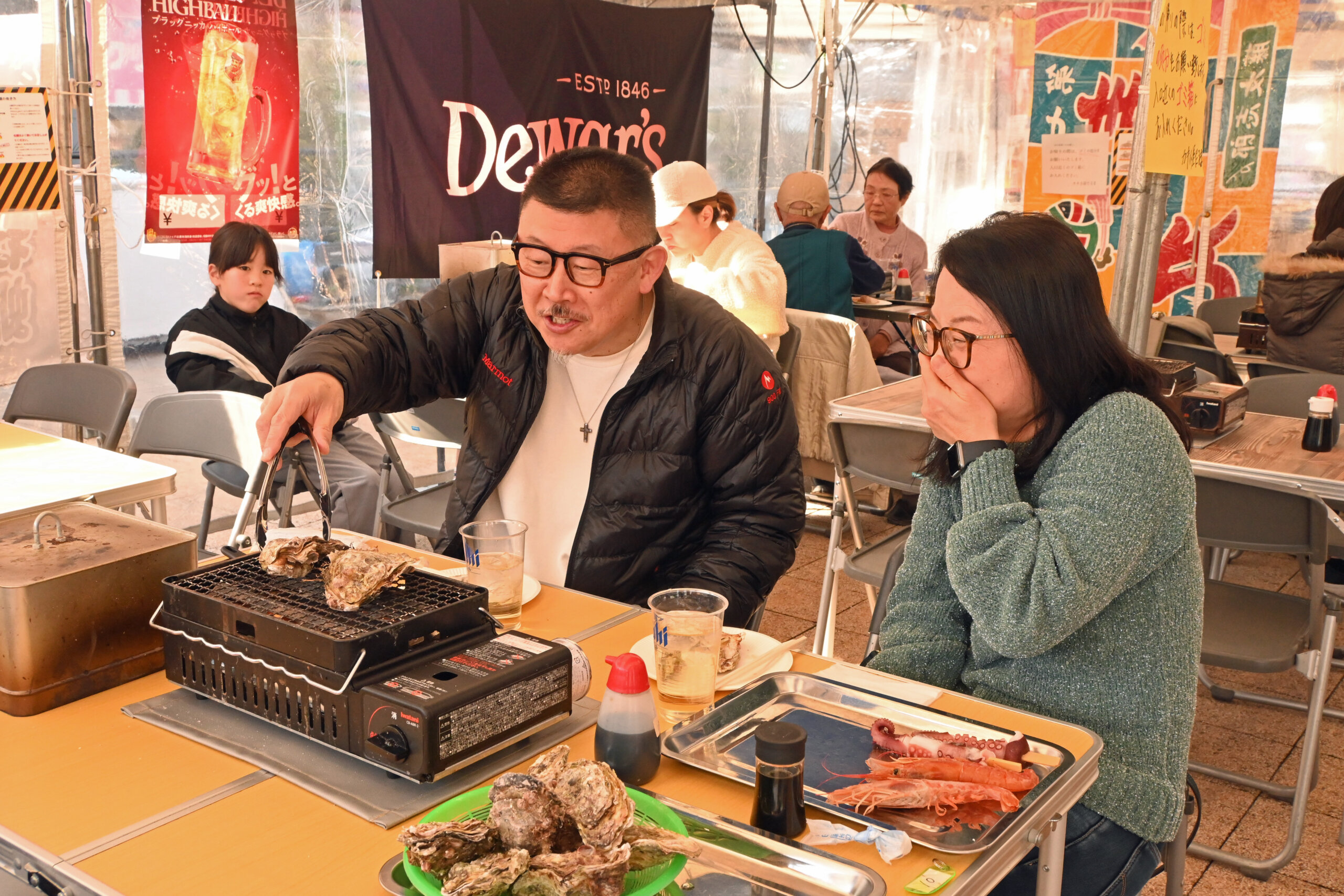 うれしそうに、カキを網に乗せて焼き始める。