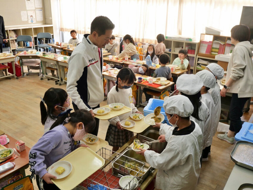 コンテストで受賞した献立の
給食を提供される児童ら