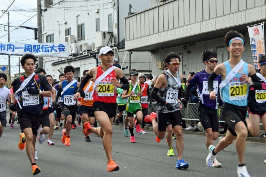 八潮市内一周駅伝大会でスタートダッシュする１区の出場選手たち