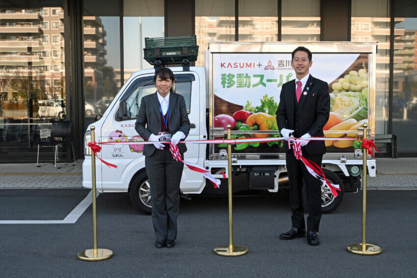 移動スーパーのお披露目でテー
プカットをする中原市長（右）