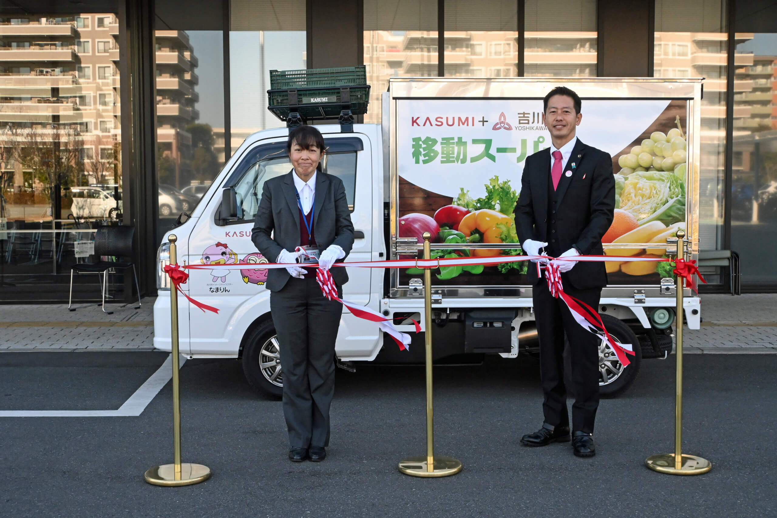 移動スーパーのお披露目でテー プカットをする中原市長（右）