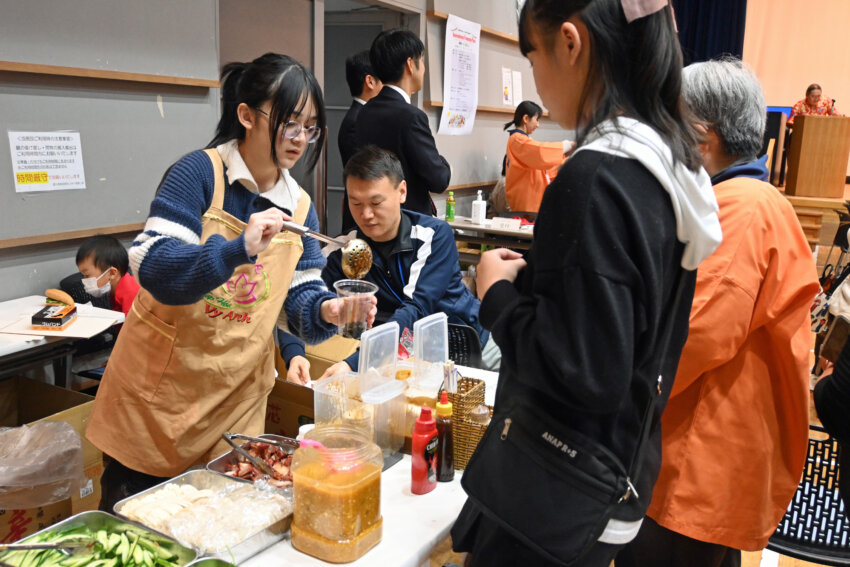 各国の料理が提
供された飲食コーナー