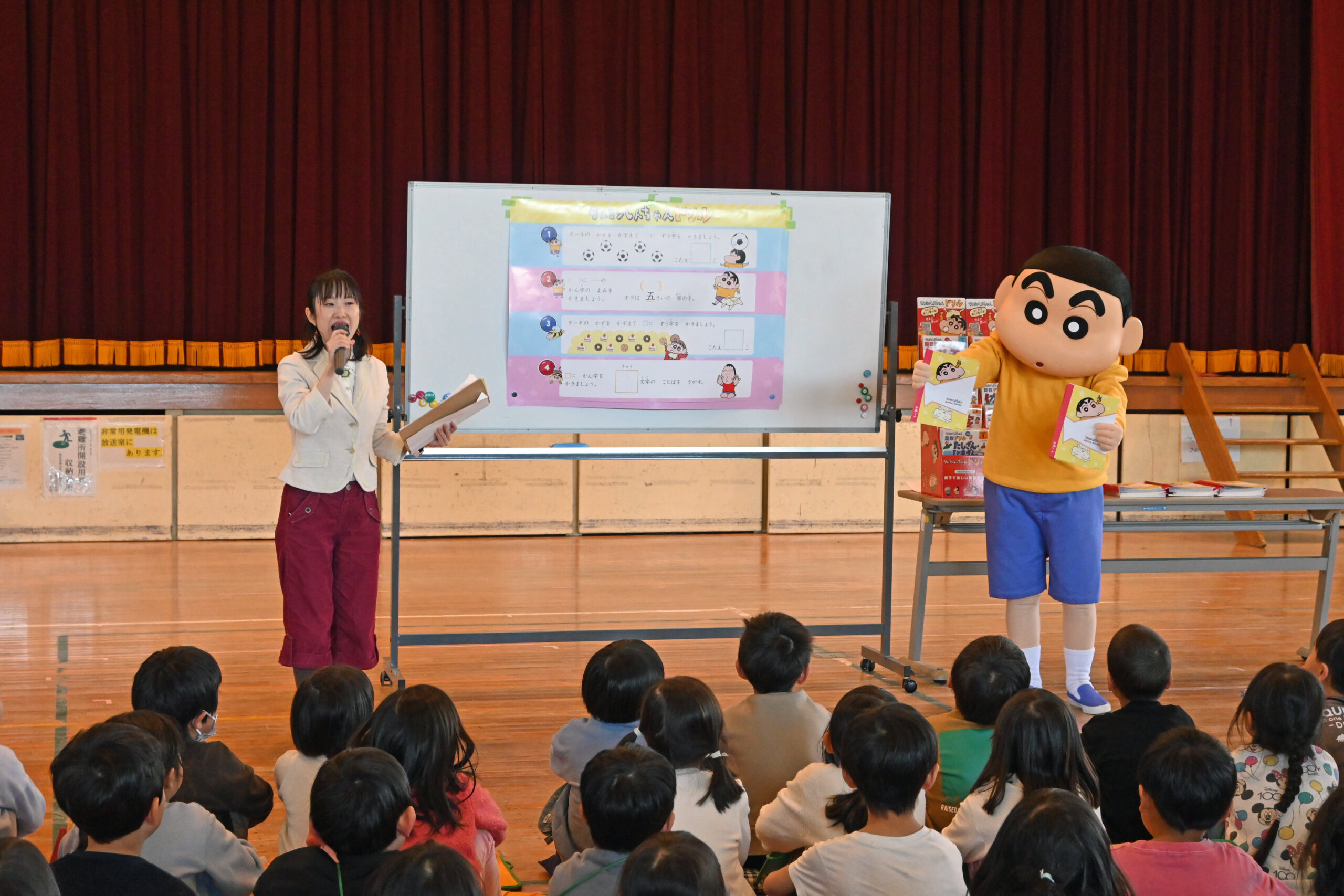 小学生がしんちゃんと一緒にお勉強