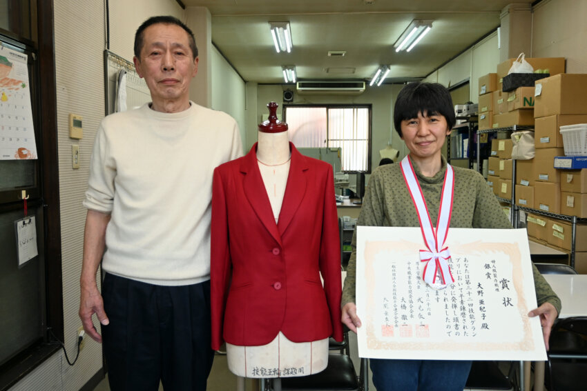 婦人服制作部門で銀賞を
受賞した大野さん（右）と
プラス・ワンの土田社長