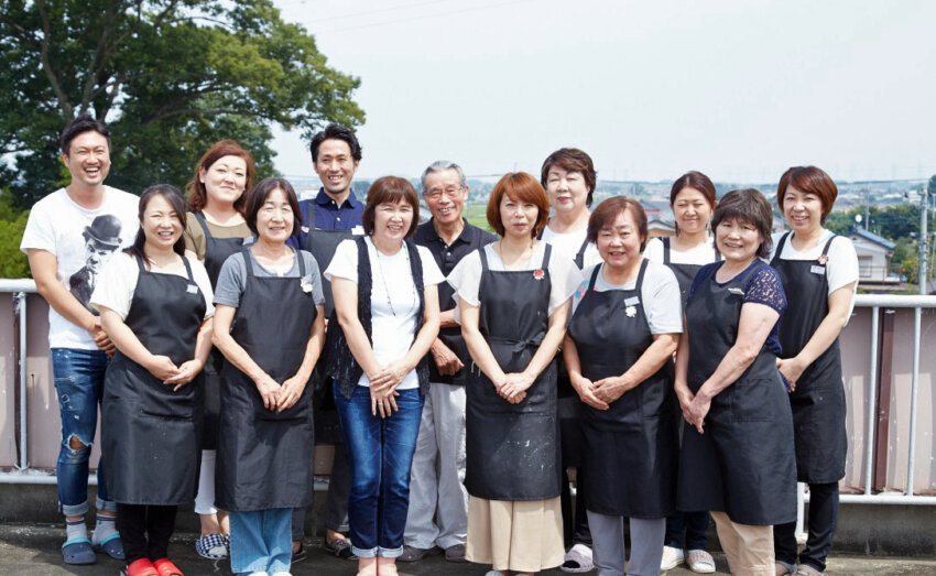 満田工業の職員たち（後列左が満田社長）