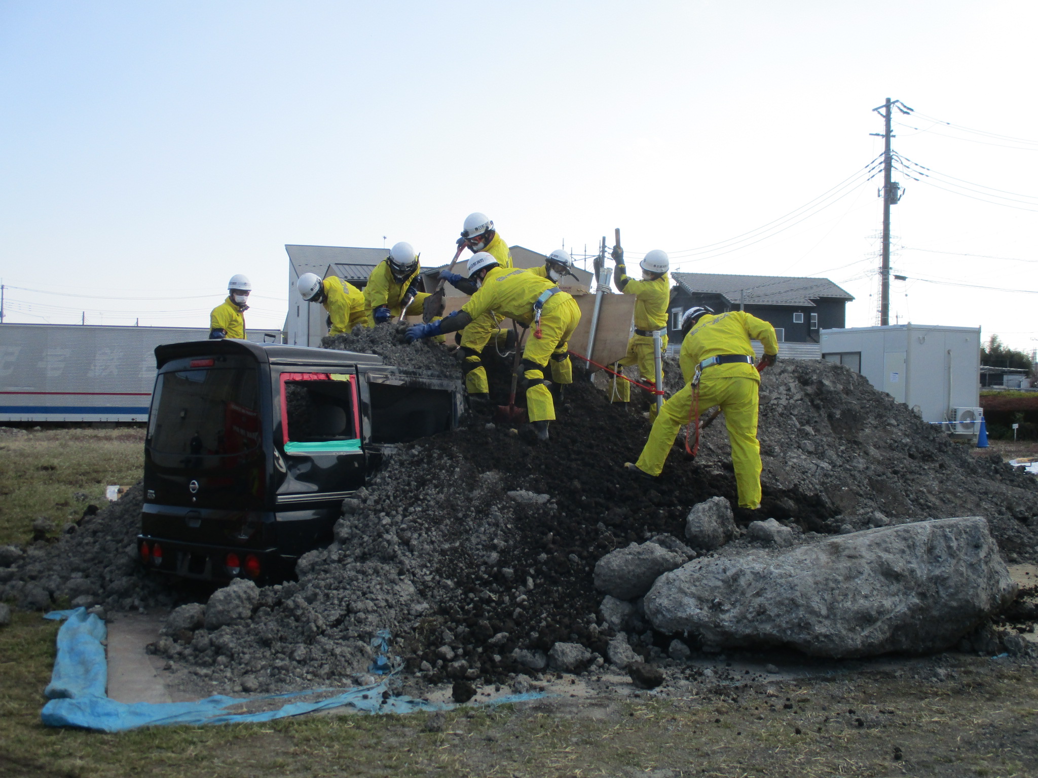 土砂災害対応訓練で土砂に埋まった車両から要救助者を救助する春日部市消防本部の隊員たち