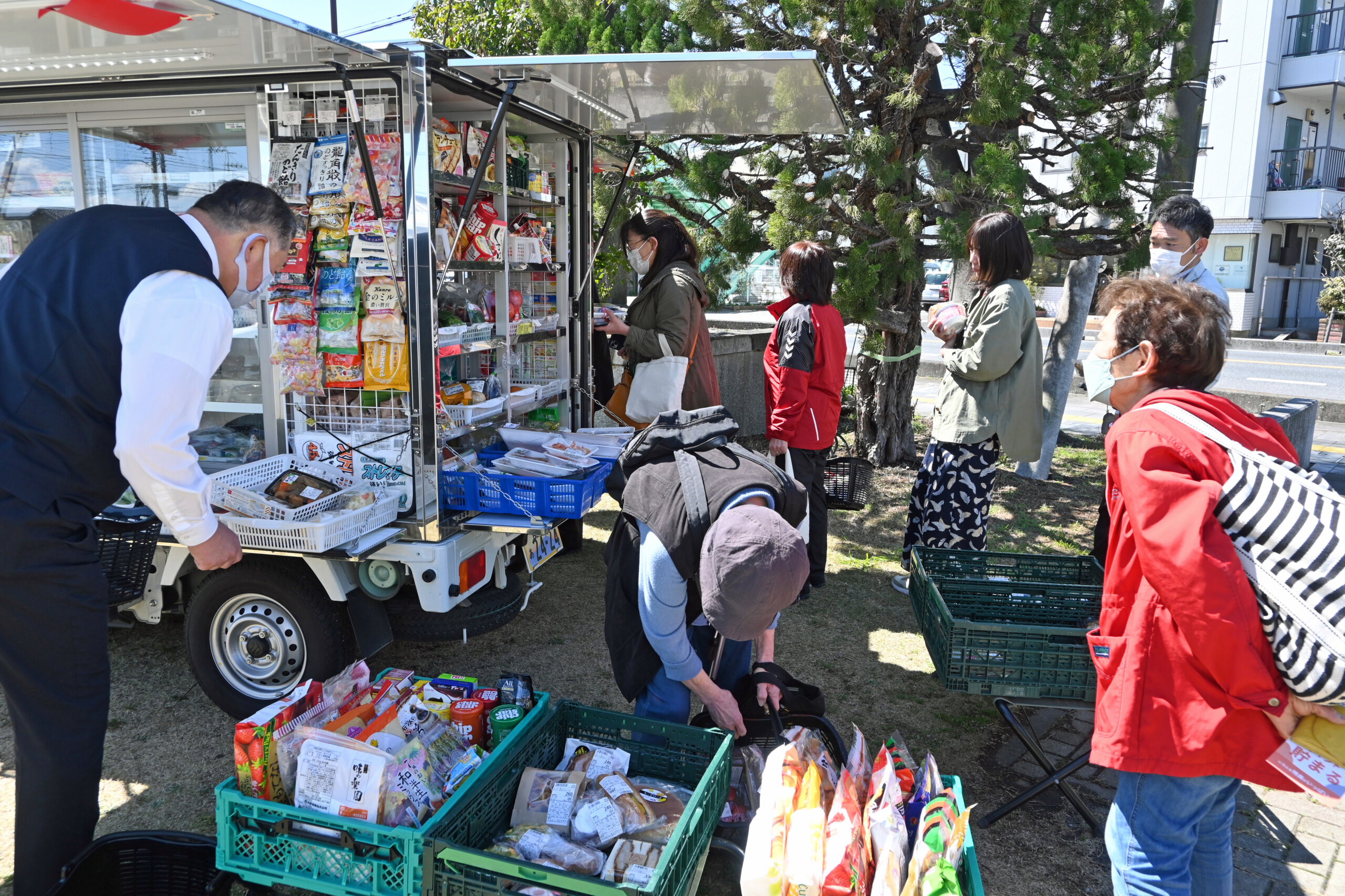 移動スーパーで買い物をする利用者