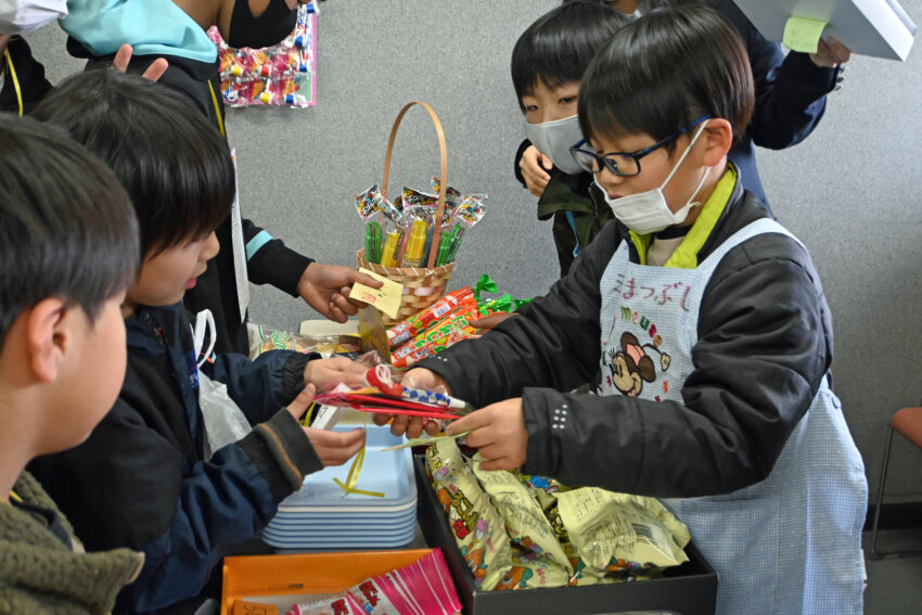 子どもたちに大人気の駄菓子屋