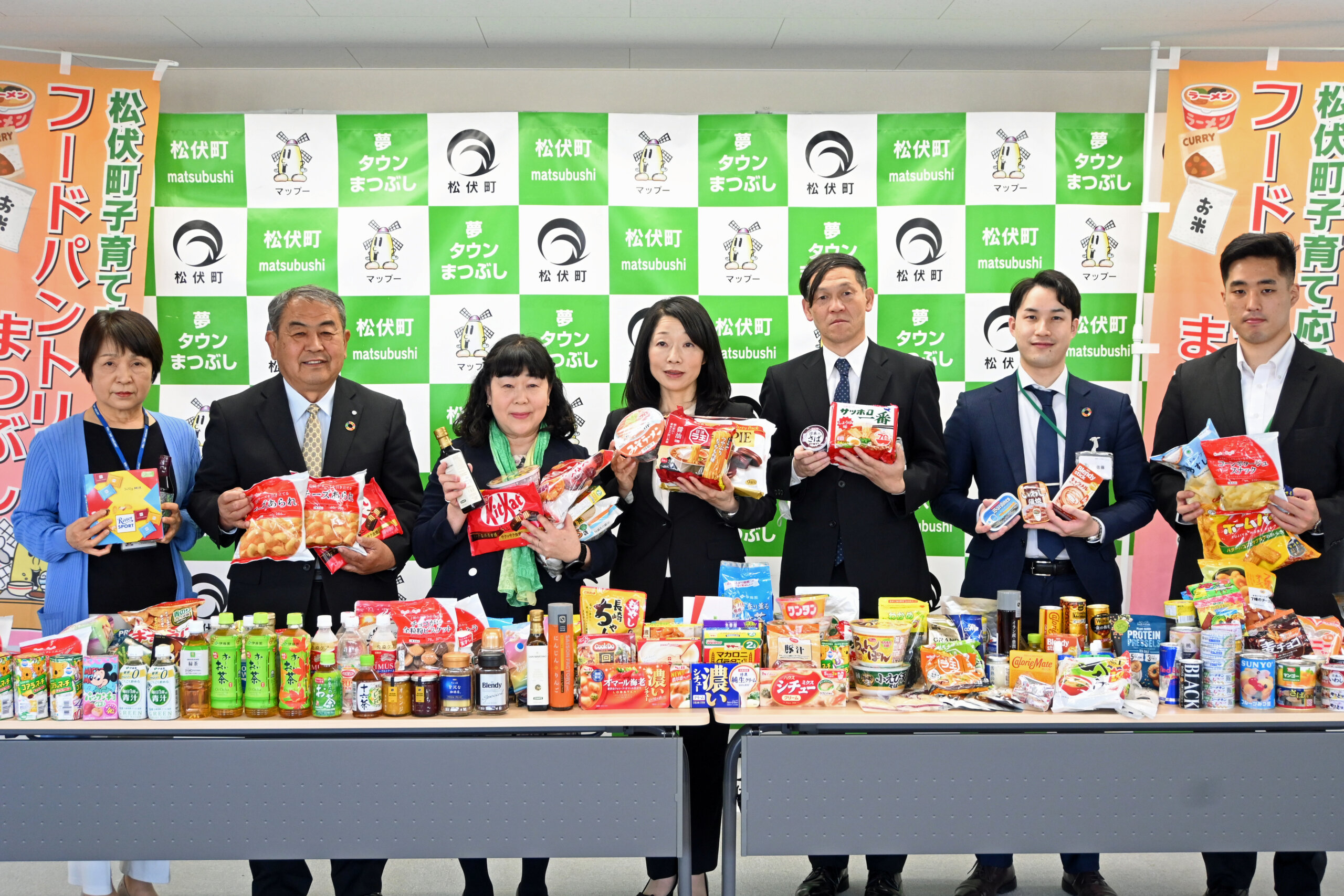埼玉りそな銀行が食料品を贈呈した。