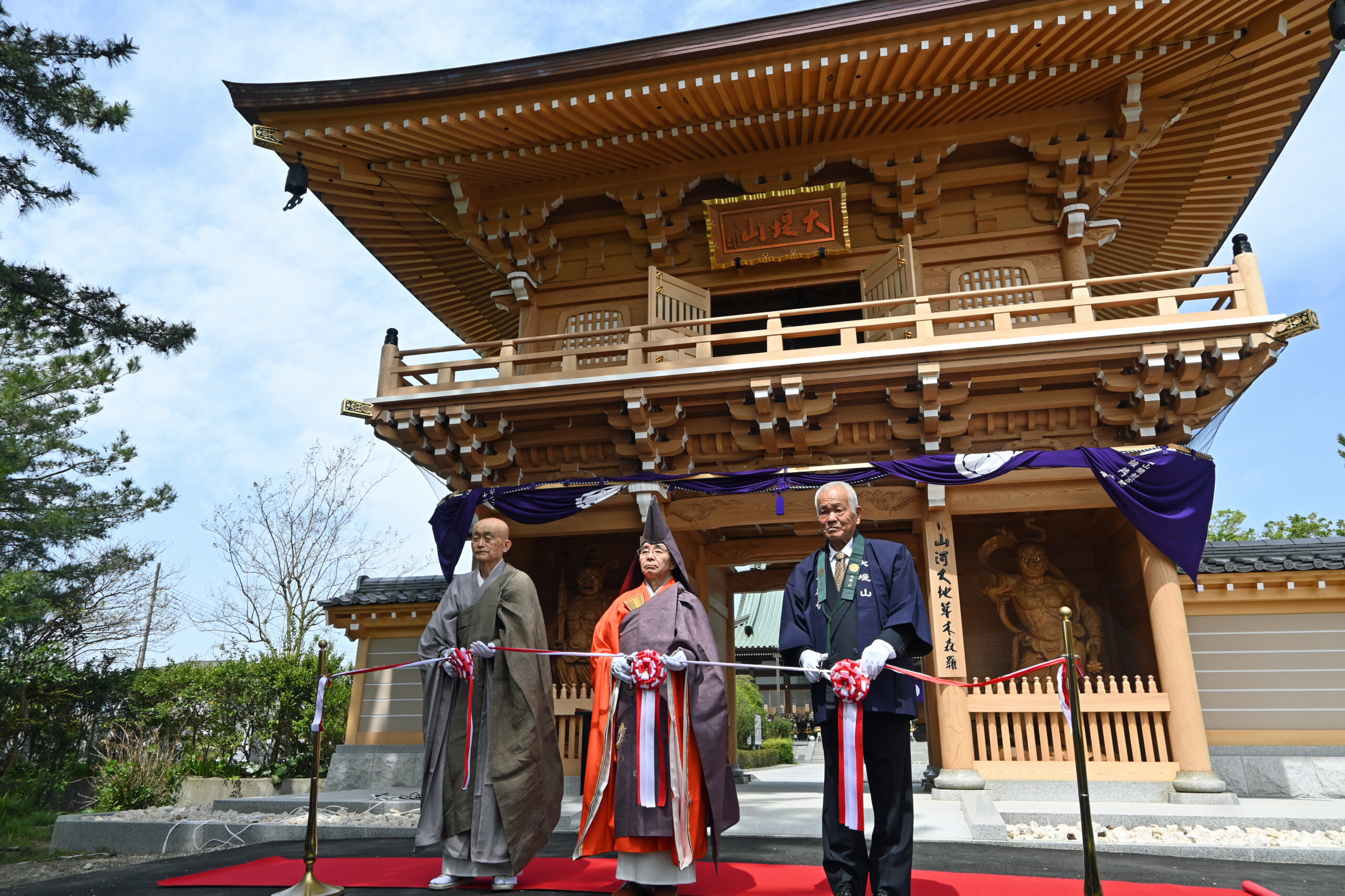 完成した鐘楼門の落慶式典