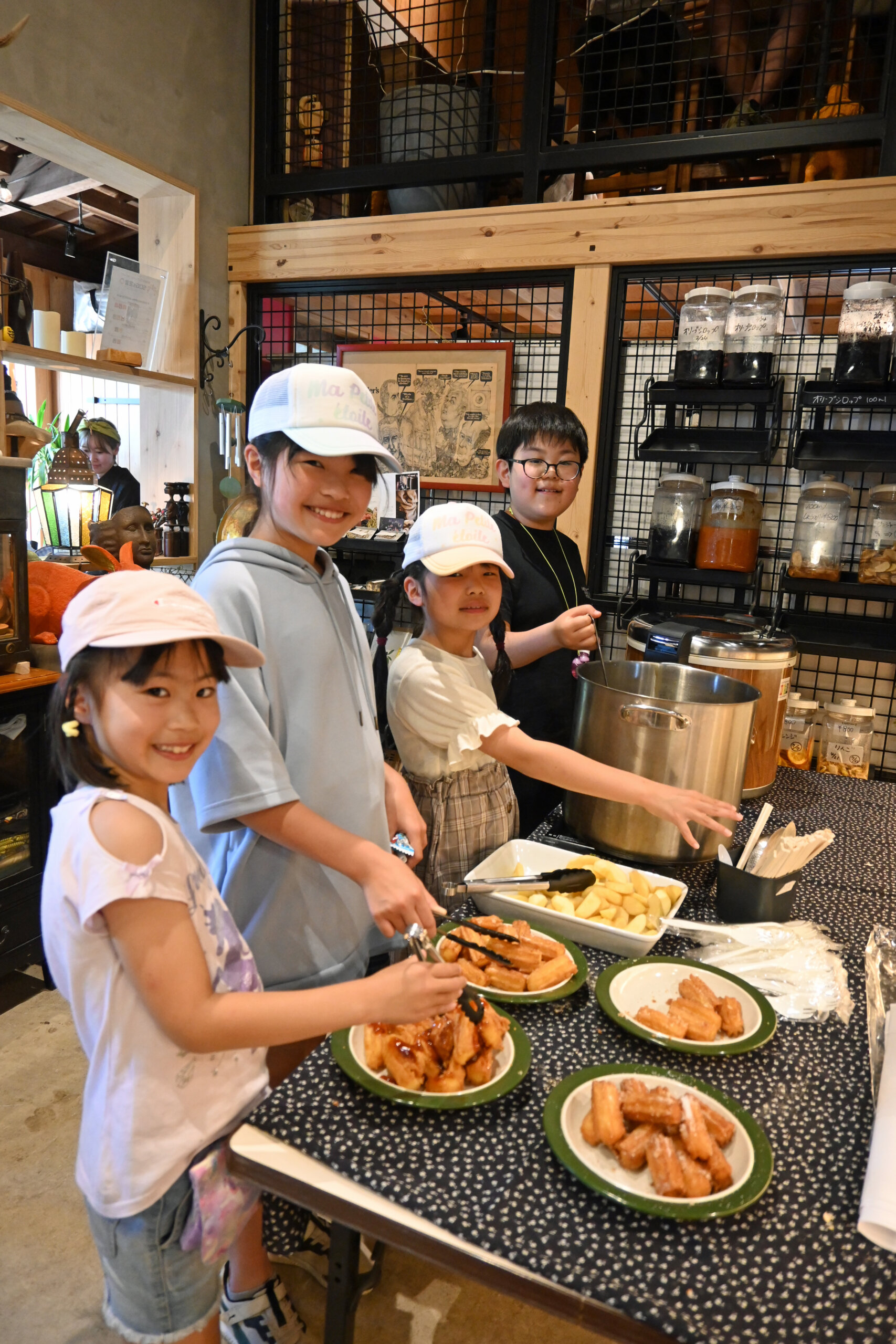 「めぐみのめぐり」で食事を楽しむ子ども たち