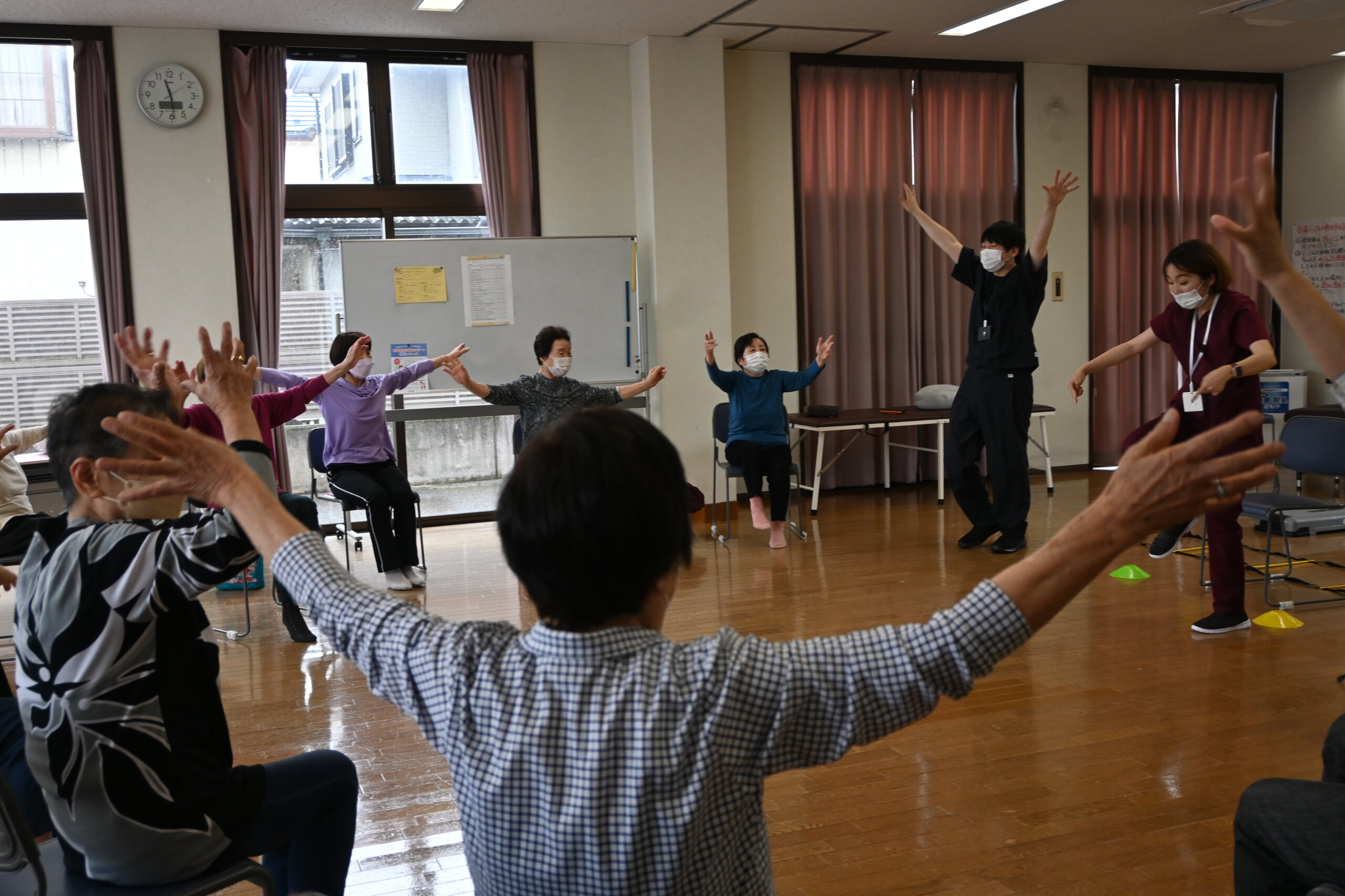 体験会でリハビリ運動をする参加者ら