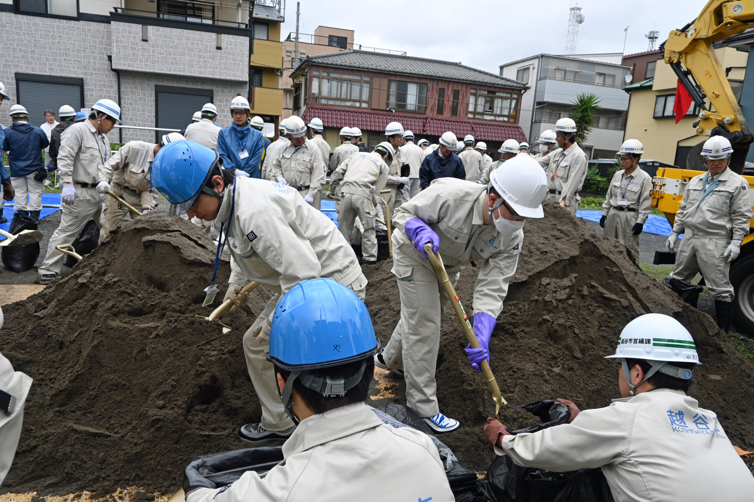 市の職員が土のうを作った