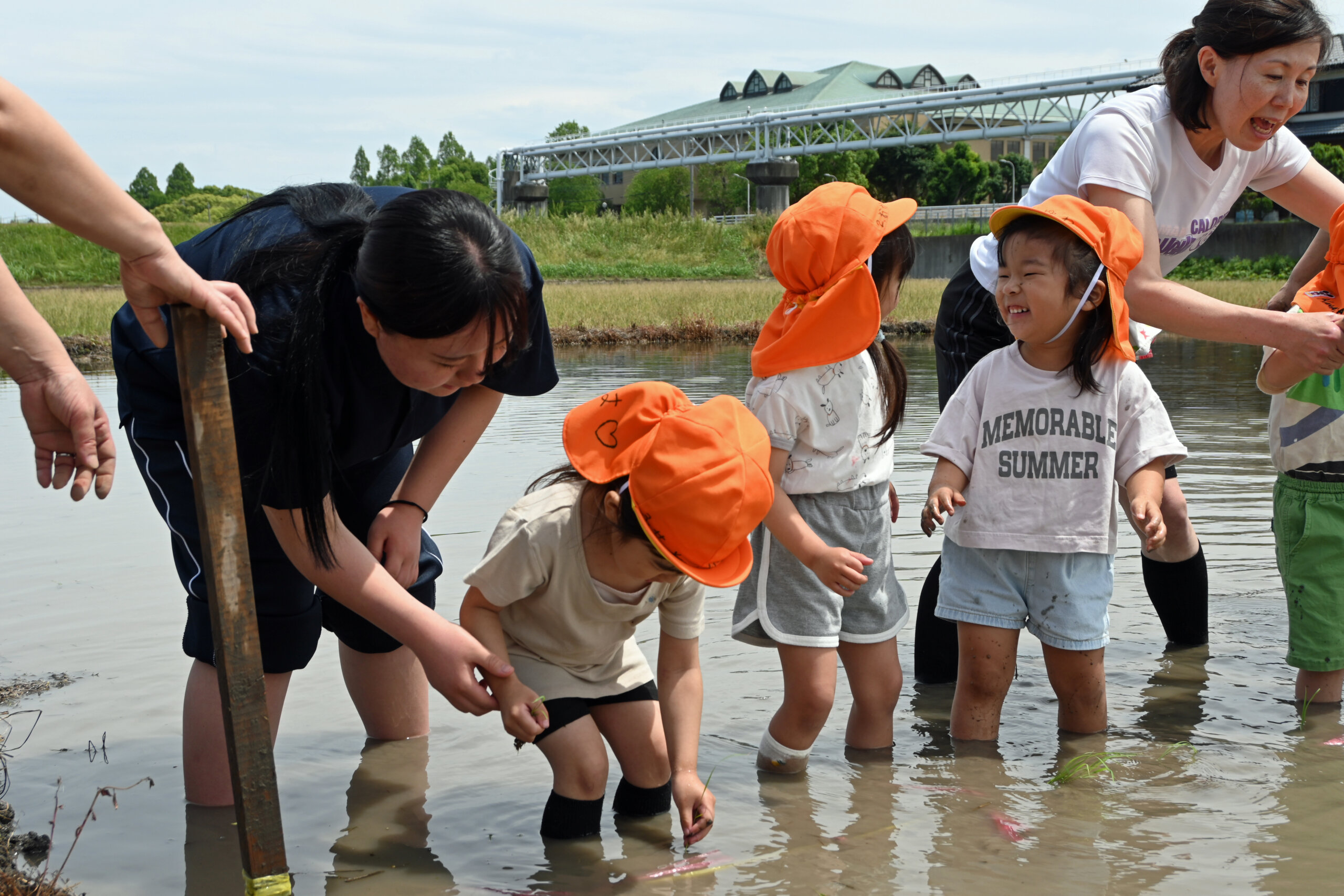 保育の実習体験をするワタナベ学 園越谷保育専門学校の新入生ら