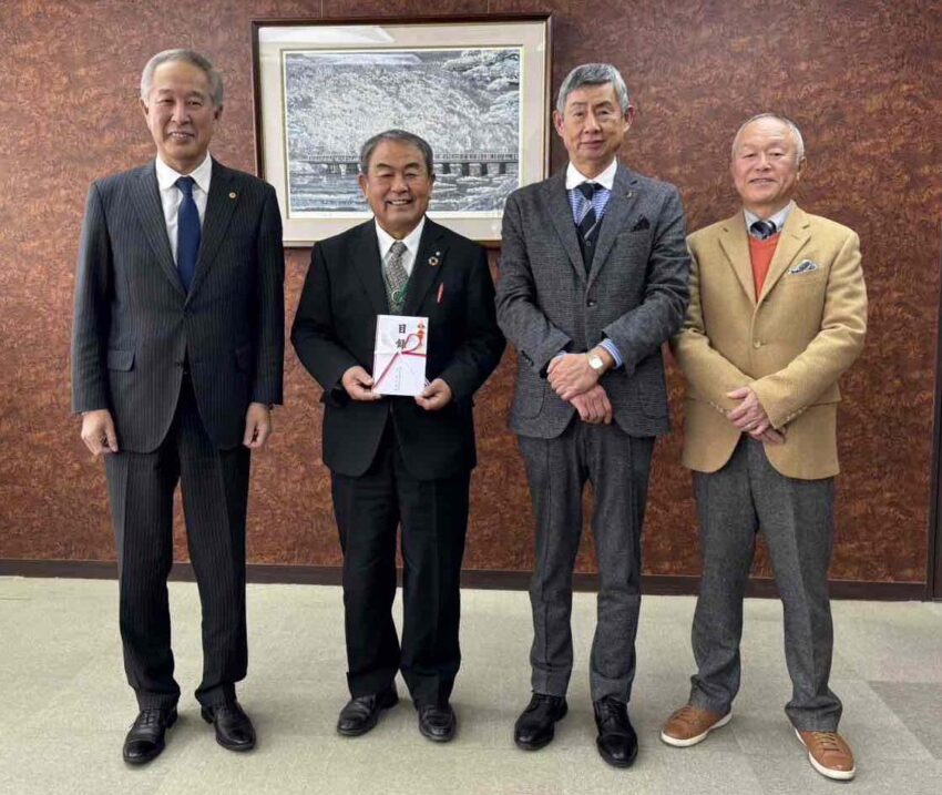 鈴木松伏町長（左から２人目）に寄付金を贈呈した飯嶋副理事長（左端）ら