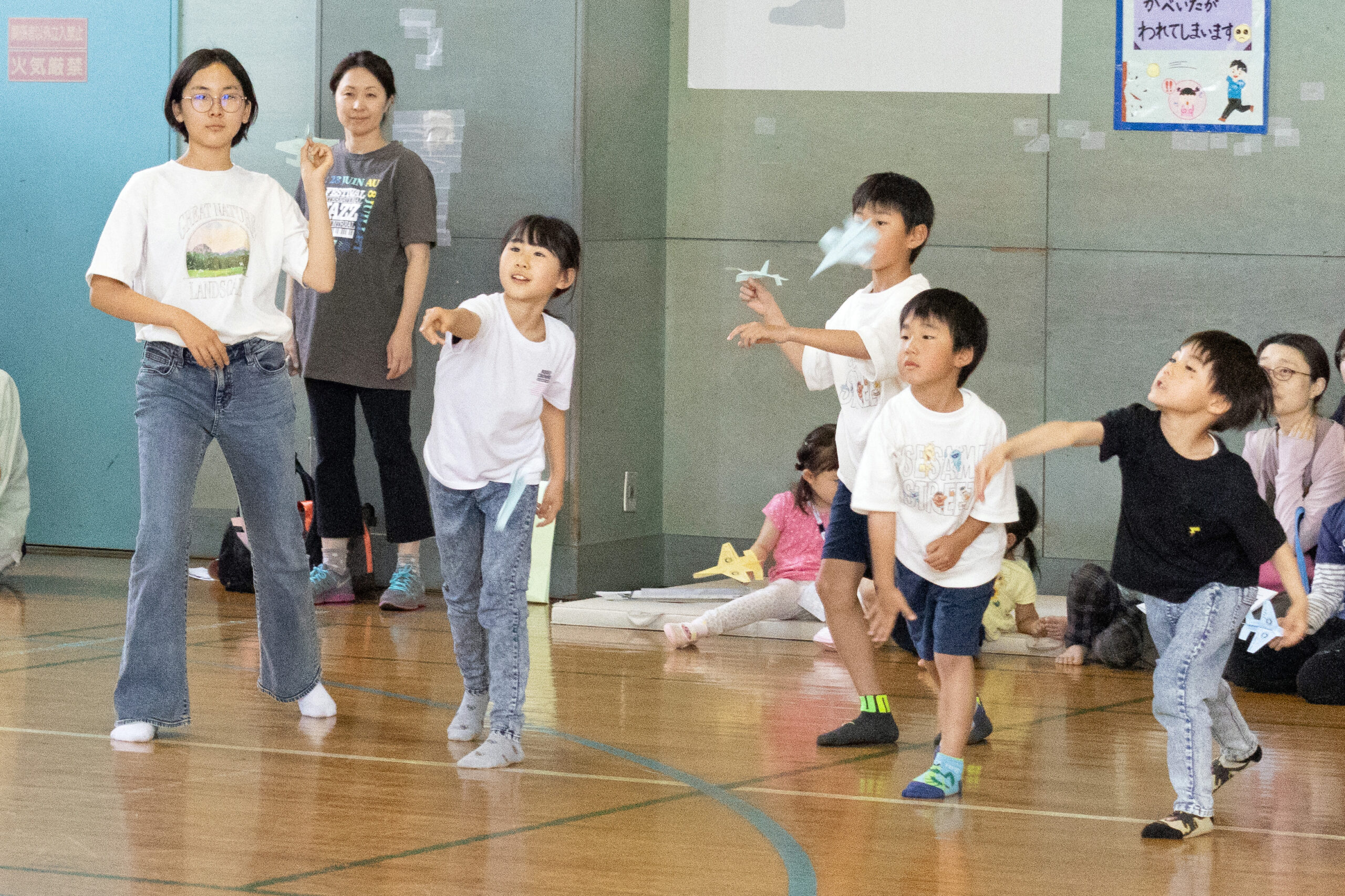 ゴールデンウィーク特別事業で「よく飛ぶ紙行機」を飛ばす子どもたち