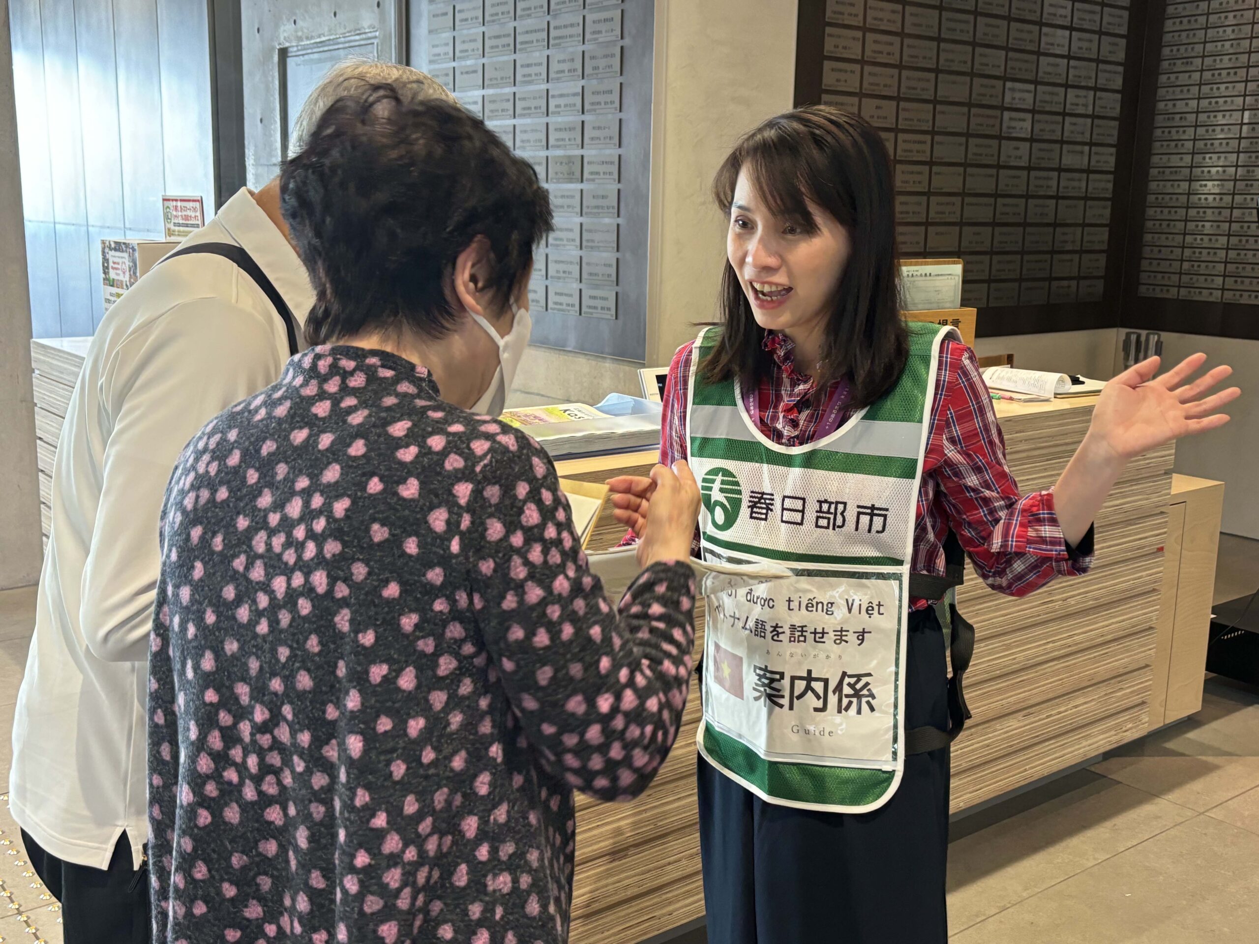春日部市役所で来庁者の応対に当たる外国人職員