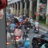 若者のバイクであふれるホーチミン市の繁華街