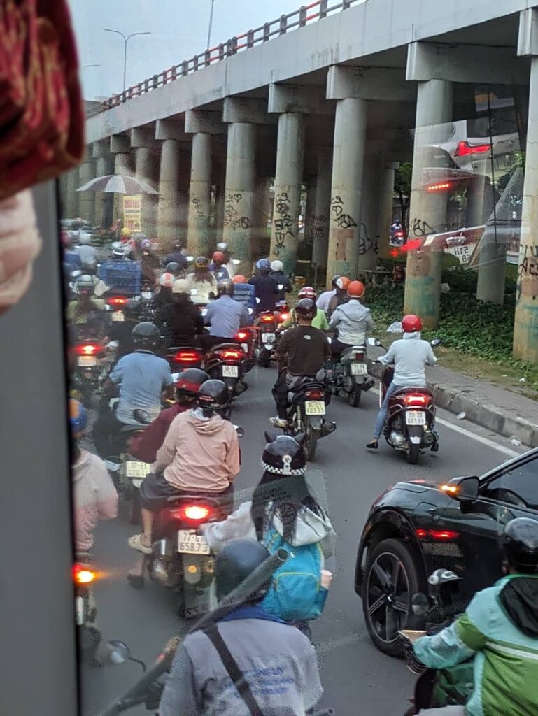 若者のバイクであふれるホーチミン市の繁華街