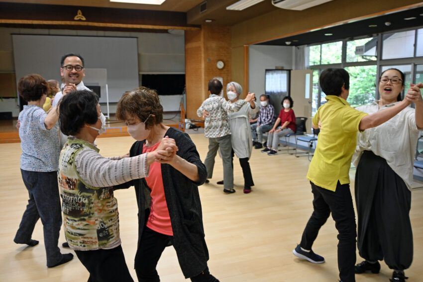 社交ダンスのステップを華麗に踏む受講者たち