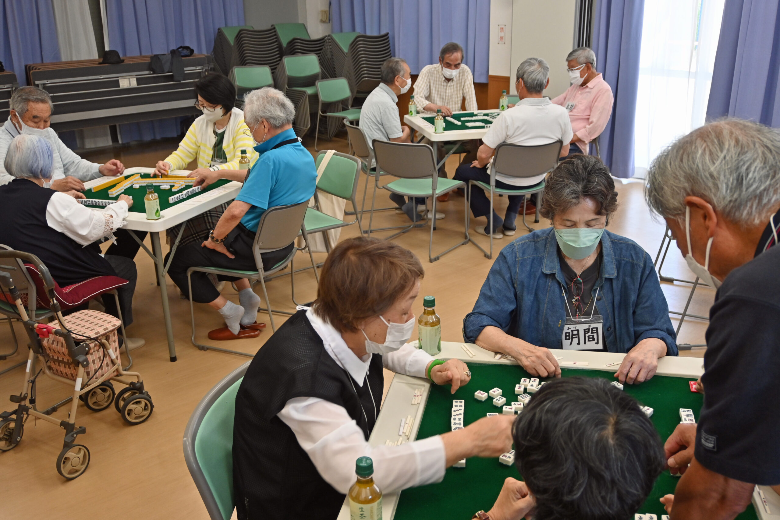 楽しく牌の音を響かせる参加者たち