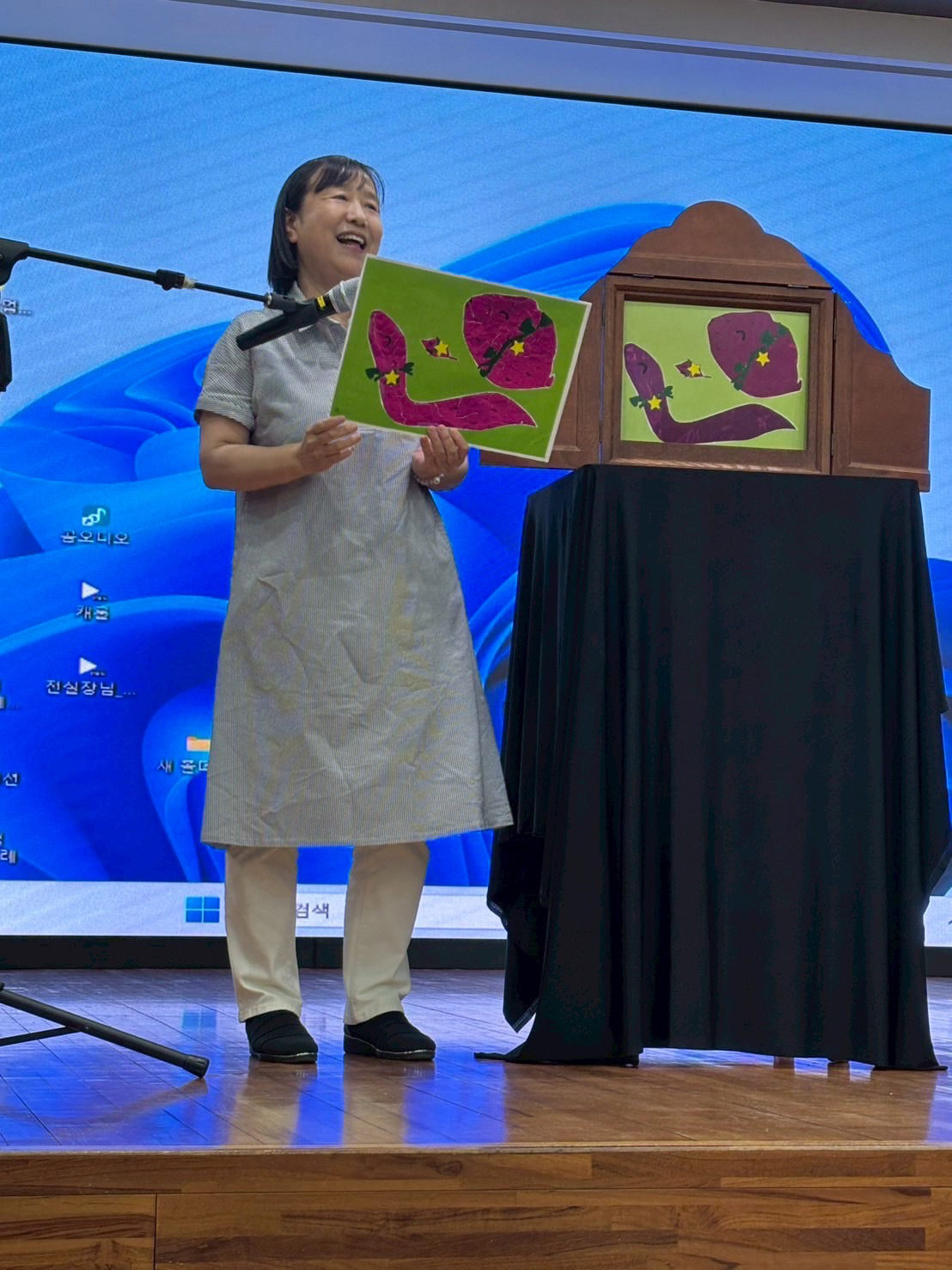 自作の紙芝居「くらべっこ　くらべっこ」を演じる前徳教授