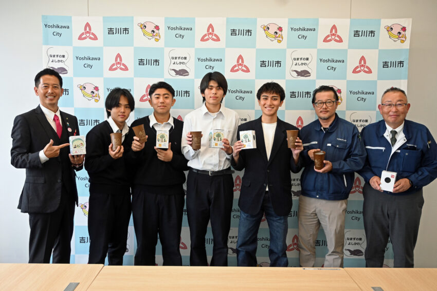 中原市長(左)らとともに、もみ殻カップとパッケージの完成品を手にする林さん(右から3人目)ら