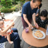 玉ネギクッキーを楽しむ親子ら
