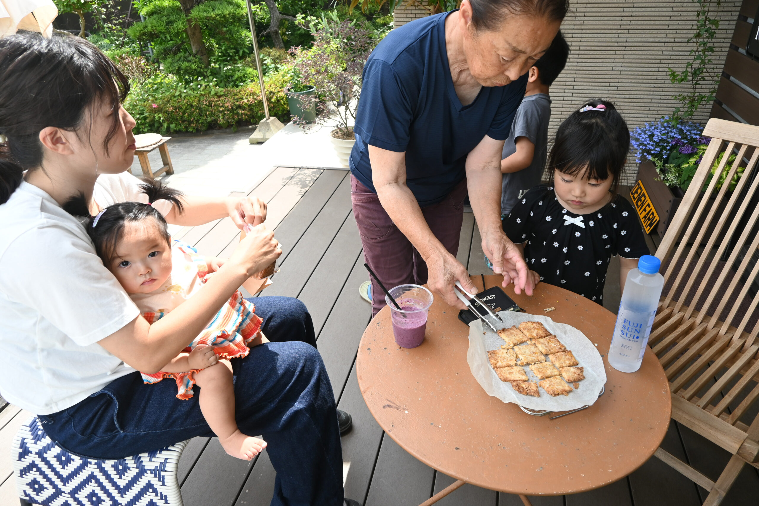 玉ネギクッキーを楽しむ親子ら