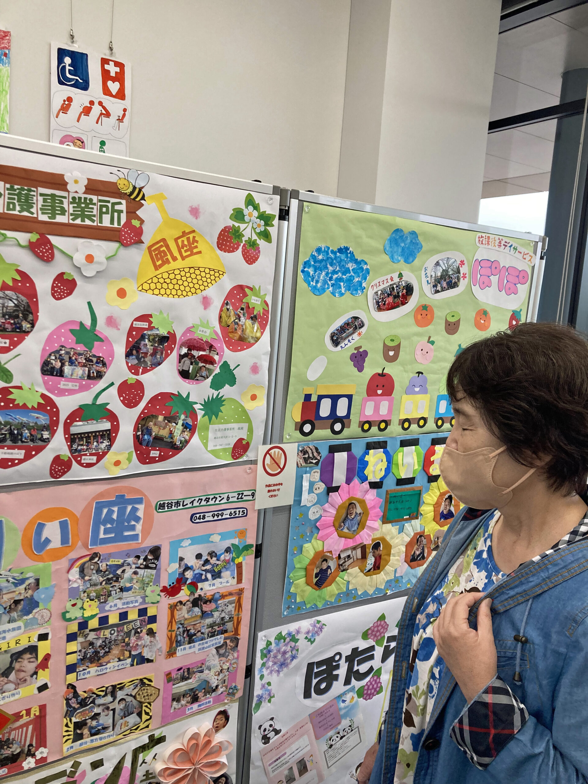 展示を見る来場者
