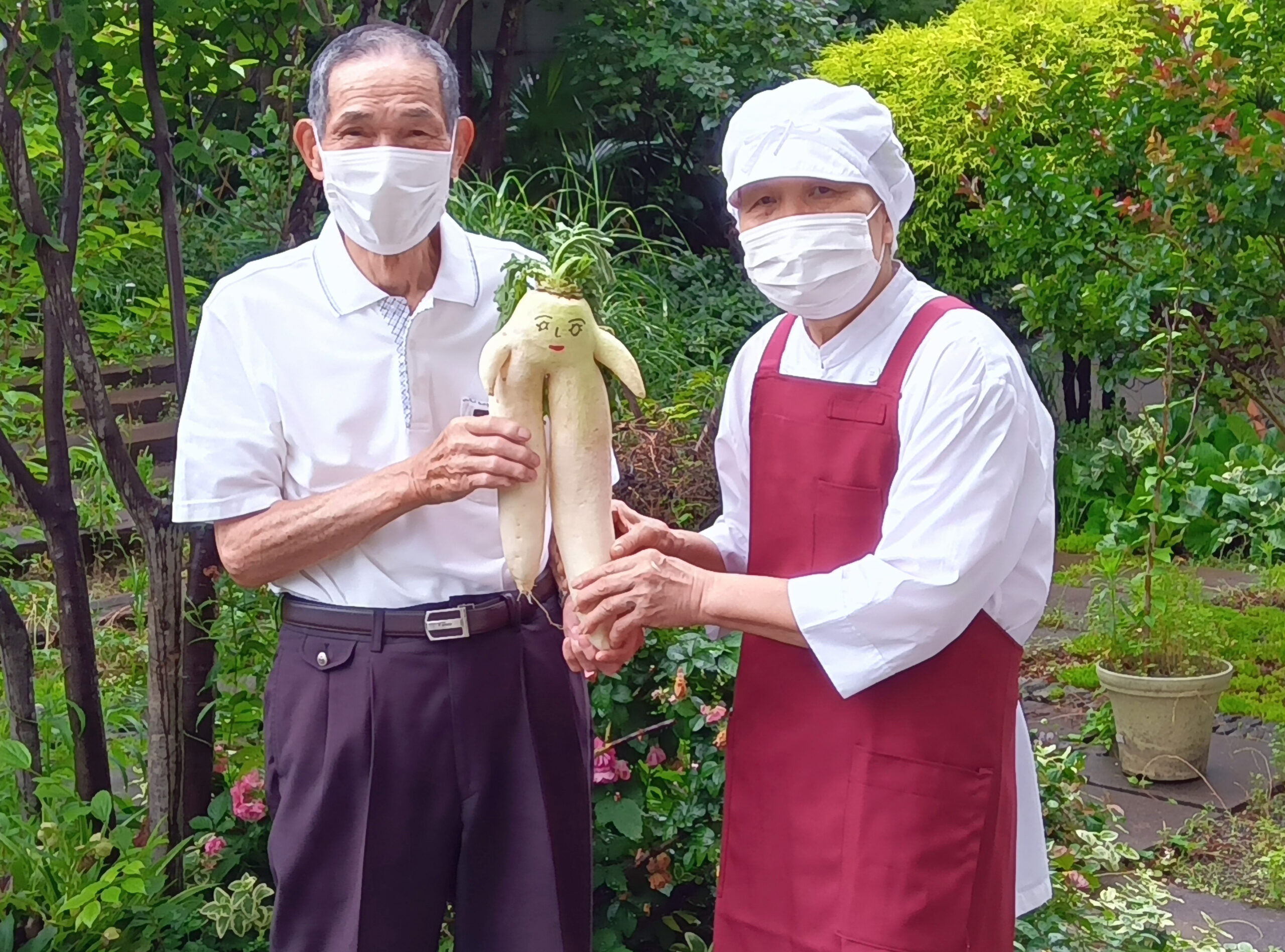 大根を持つ沼澤さん （左）と早川さん