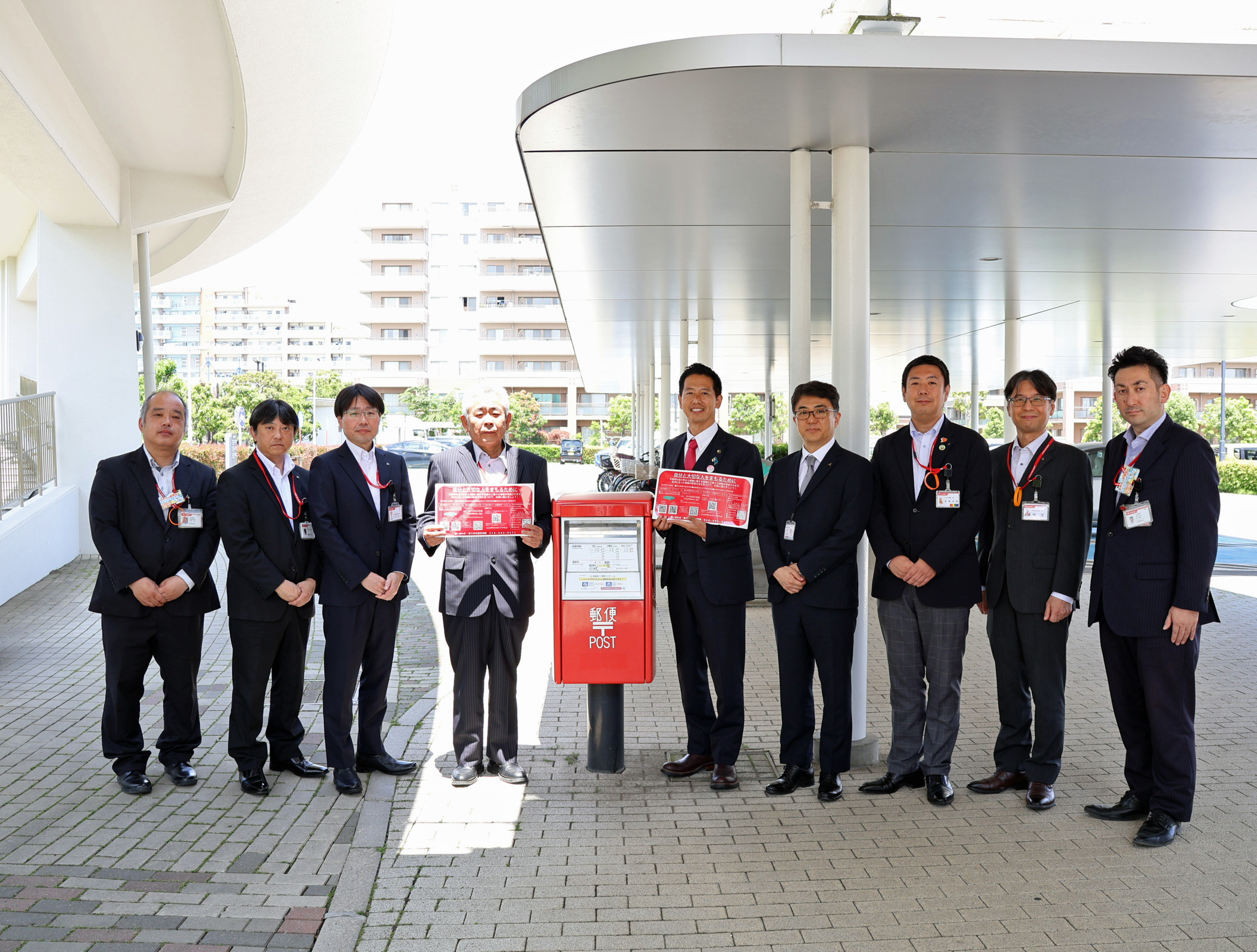 市から日本郵便にステッカー受け渡し