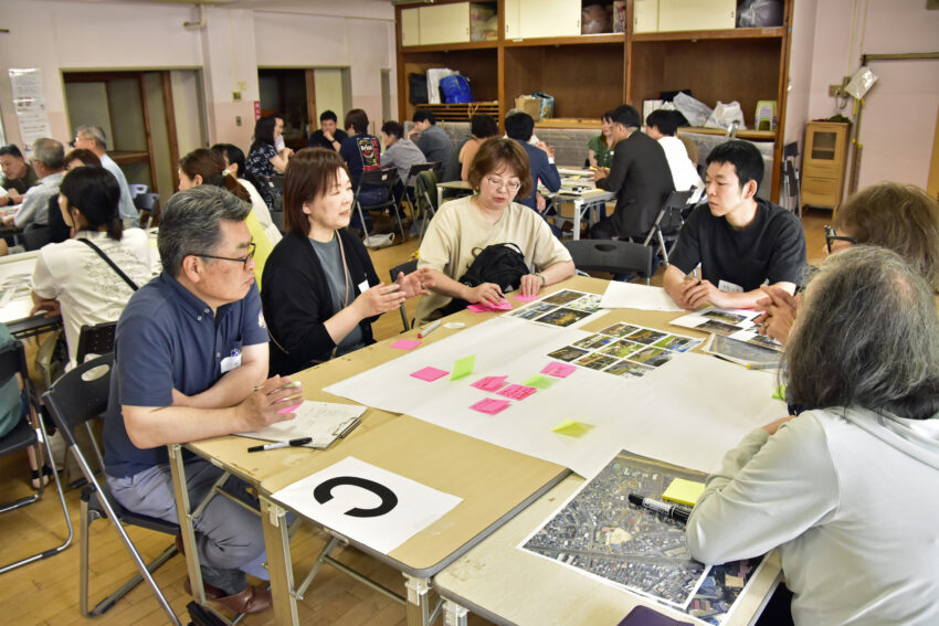 越谷中央保育所跡地の利活用についてアイデアを出し合う参加者たち