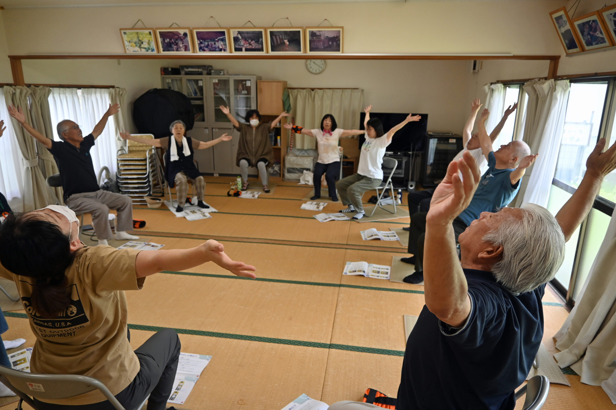 「ご近所さん体操」を楽しむ大川戸中央自治会の住民たち